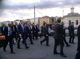پیاده روی دیپلماتیک سیاسی ظریف و کری در خیابان ژنو