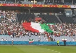 رقص پرچم ایران در بازی با قطر
