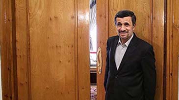 محمود احمدی نژاد روزنامه چاپ می کند