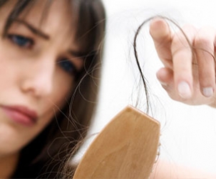 دلایل ریزش مو در خانم ها و راه حل های مقابله با آن