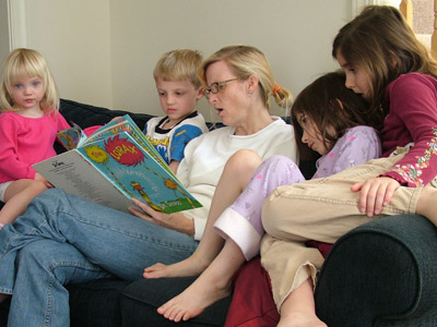 کتاب خواندن برای بچه ها روی مبل