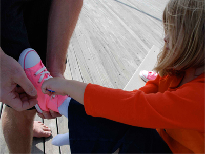 آموزش بستن بند کفش به کودک